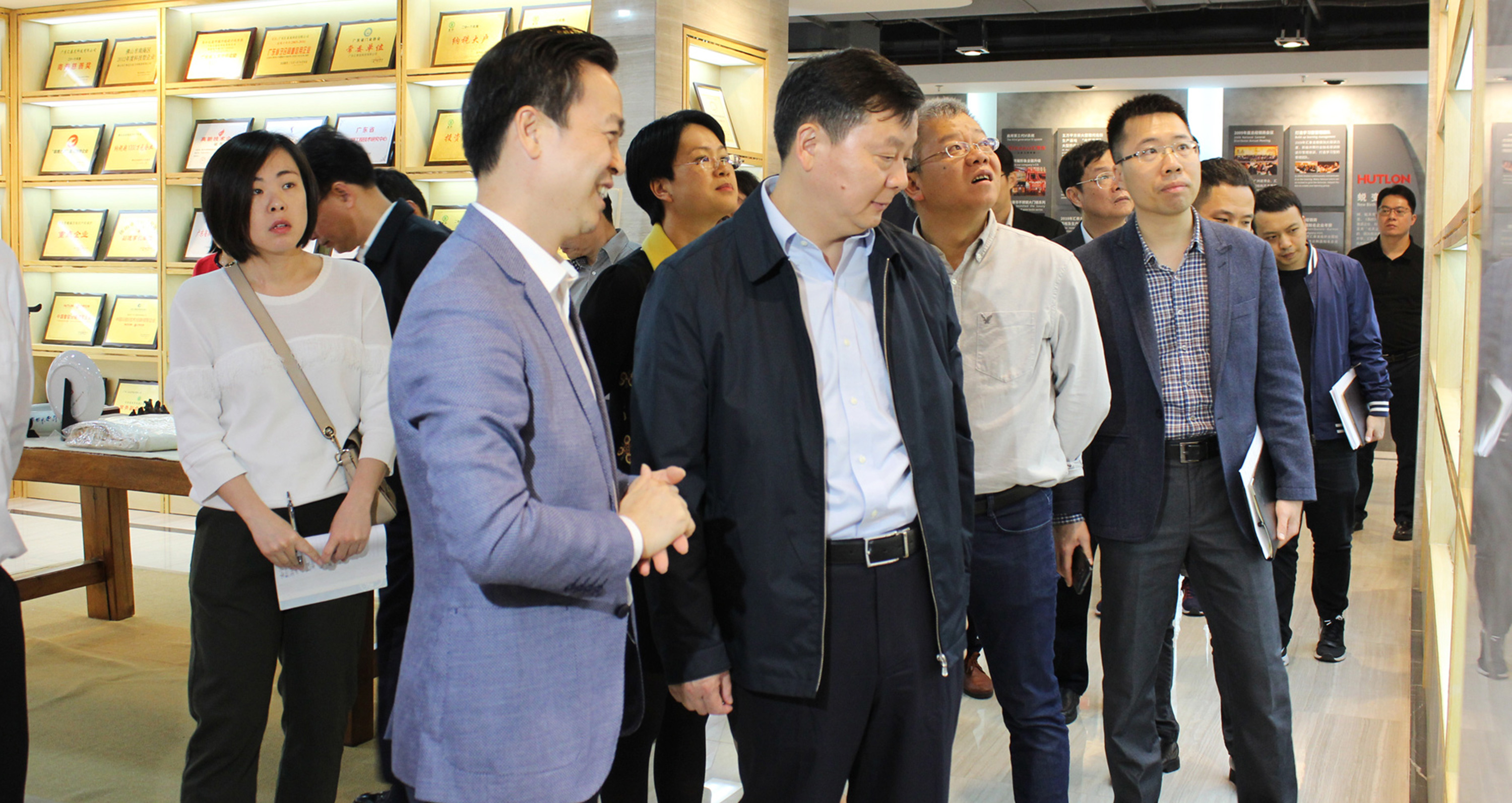 佛山市朱偉市長率調研組來匯泰龍調研走訪!并對匯泰龍表示支持!