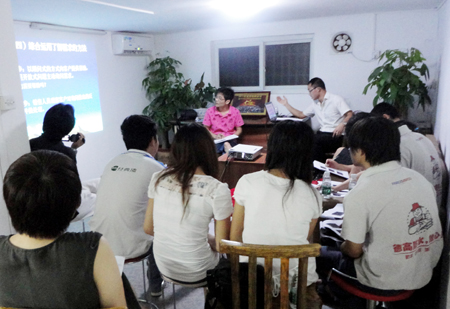 匯泰龍東莞地區專賣店店員培訓場景
