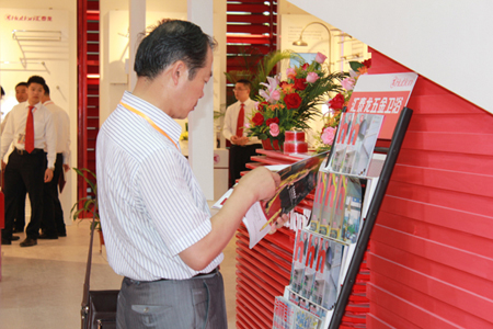 .參展商被豐富的企業文化宣傳資料吸引