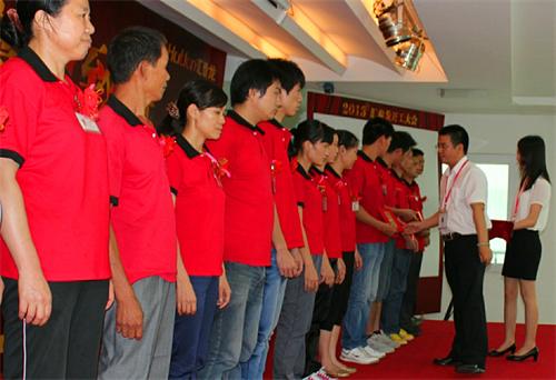 2.制造中心總監莫志金先生為優秀員工頒發榮譽證書